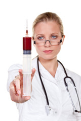 ärztin mit spritze im vordergrund