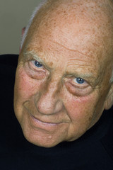 Zufriedener alter Mann