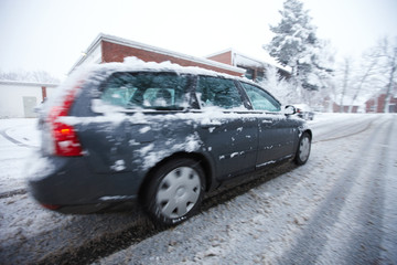 Auto auf Schneematsch