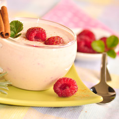 Fruchtquark mit Himbeeren und Zimt