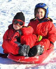 sport d'hiver descente d'enfants joyeux en luge