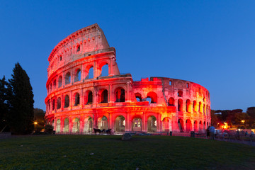 Fototapeta na wymiar Koloseum w Rzymie w nocy