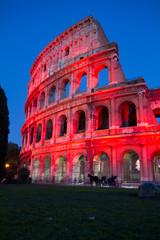 Fototapeta na wymiar Koloseum w Rzymie w nocy