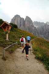 Fototapeta na wymiar Hiking trail to reach Pisciadù refuge from Gardena pass