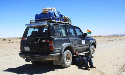 riparare una jeep nel deserto boliviano