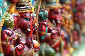 Fototapeta na wymiar Drewniana statua Pana Ganesha