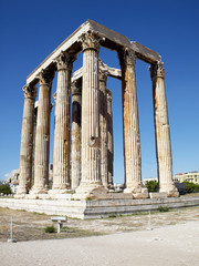 Fototapeta na wymiar Ruiny świątyni Zeusa Olimpijskiego w Atenach w Grecji