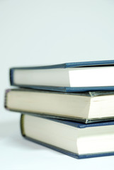 drei Bücher gestapelt