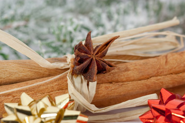 Nahaufnahme von Zimtstangen mit winterlicher Dekoration