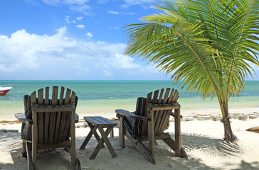 deux fauteuils de plage face au lagon des Seychelles