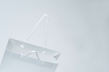 取っ手を広げた白い紙袋