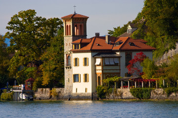 Fototapeta na wymiar A beautiful house in Italian style (Switzerland).