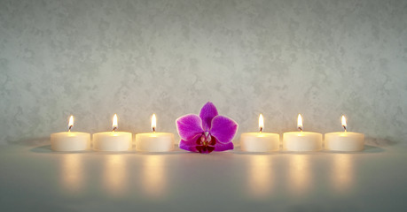 Kerzen mit Orchidee