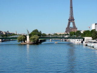 Pont de Grenelle et la Tour Eiffel à Paris