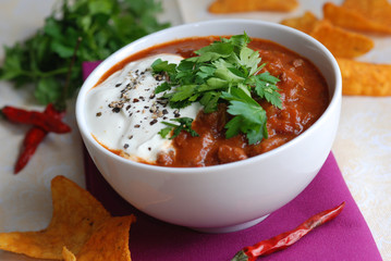 Chili beef with tortilla crisps