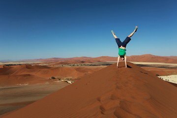 Handstand auf D&uuml;ne, Sossusvlei, Namibia