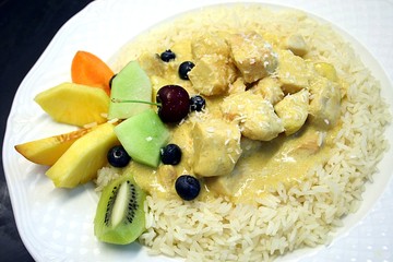 Poulet Curry mit Reis und Früchtegarnitur