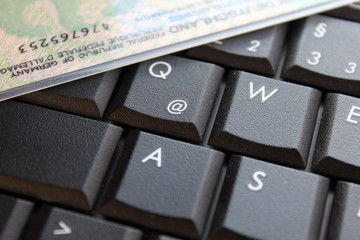 personalausweis auf tastatur