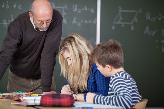 lehrer mit sch&uuml;lern in der klasse