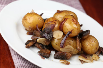 Roasted potatoes with red onion, garlic and mushrooms