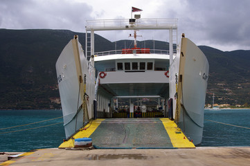 Ferry à quai.