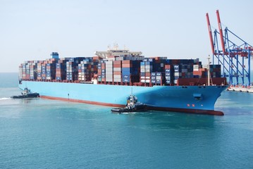 Porte container arrivant au port