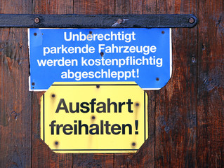 Schild - Ausfahrt freihalten