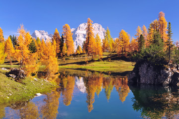 Spiegelung im Bergsee in den Dolomiten