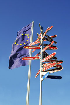 Europaflagge mit Wegweiser zu Hauptst&auml;dten in Europa