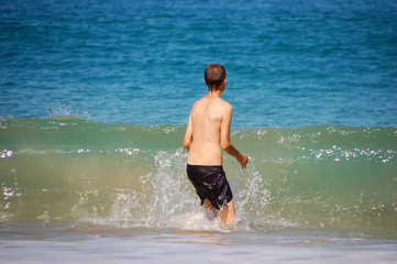 Fototapeta premium L'adolescent et la vague