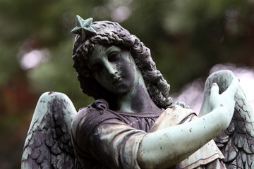 Engel auf einem alten Friedhof