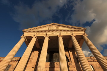 Obraz premium Portic Against The Sky