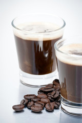 Espresso duo met koffiebonen
