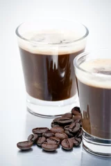 Espresso-Duo mit Kaffeebohnen