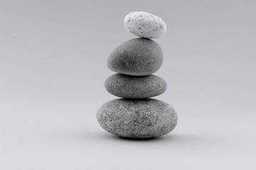 schwarz/weiss Steinpyramide