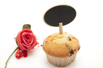 Muffin mit Schild und Rose