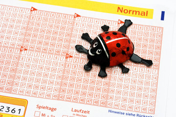 Lottoschein mit Glückssymbol