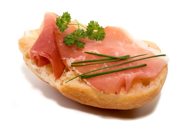 Belegtes Brötchen mit rohem Schweineschinken