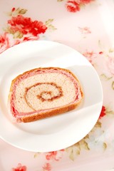 ピンク色のロールデニッシュ