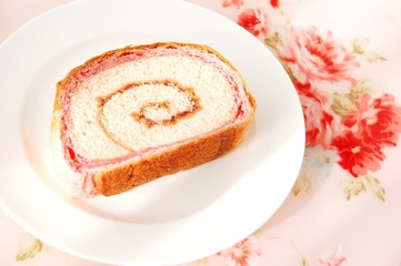 イチゴ味のロールデニッシュ