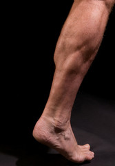 Fototapeta na wymiar Mężczyzna sportowiec na mięśnie łydek