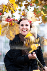 Junge Frau bei der Gartenarbeit im Herbst