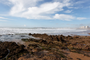 Fototapeta na wymiar plage et rochers en grand angle