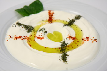 piatto cremoso con cuore in mezzo