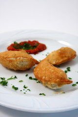 panzerotti di formaggio con salsa piccante