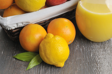 Citrusfrüchte und Orangensaft