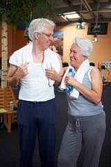 Zwei Senioren im Fitnesscenter