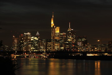 Fototapeta na wymiar Frankfurt-Skyline am Main bei Nacht