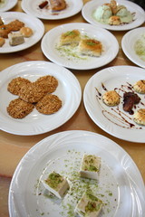 piatti di dolci esposti