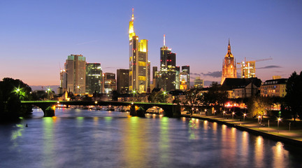 Fototapeta na wymiar Frankfurt nad Menem na zmierzchu